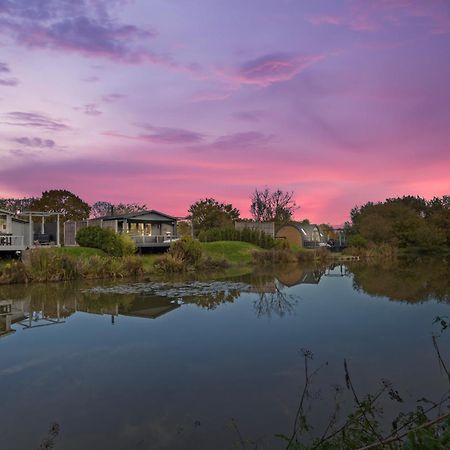 Choller Lake Lodges - Primrose Cabin With Private Hot Tub アランデル エクステリア 写真