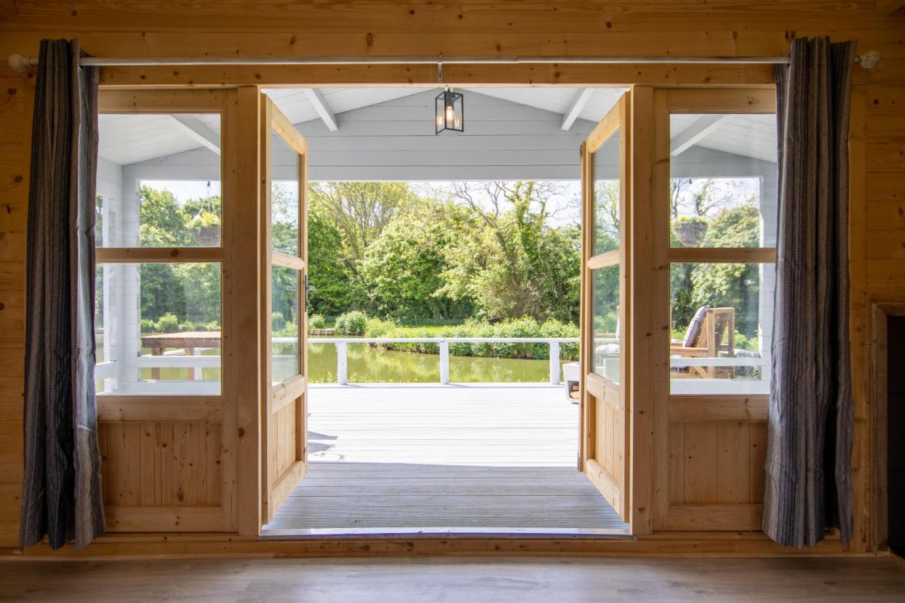 Choller Lake Lodges - Primrose Cabin With Private Hot Tub アランデル エクステリア 写真
