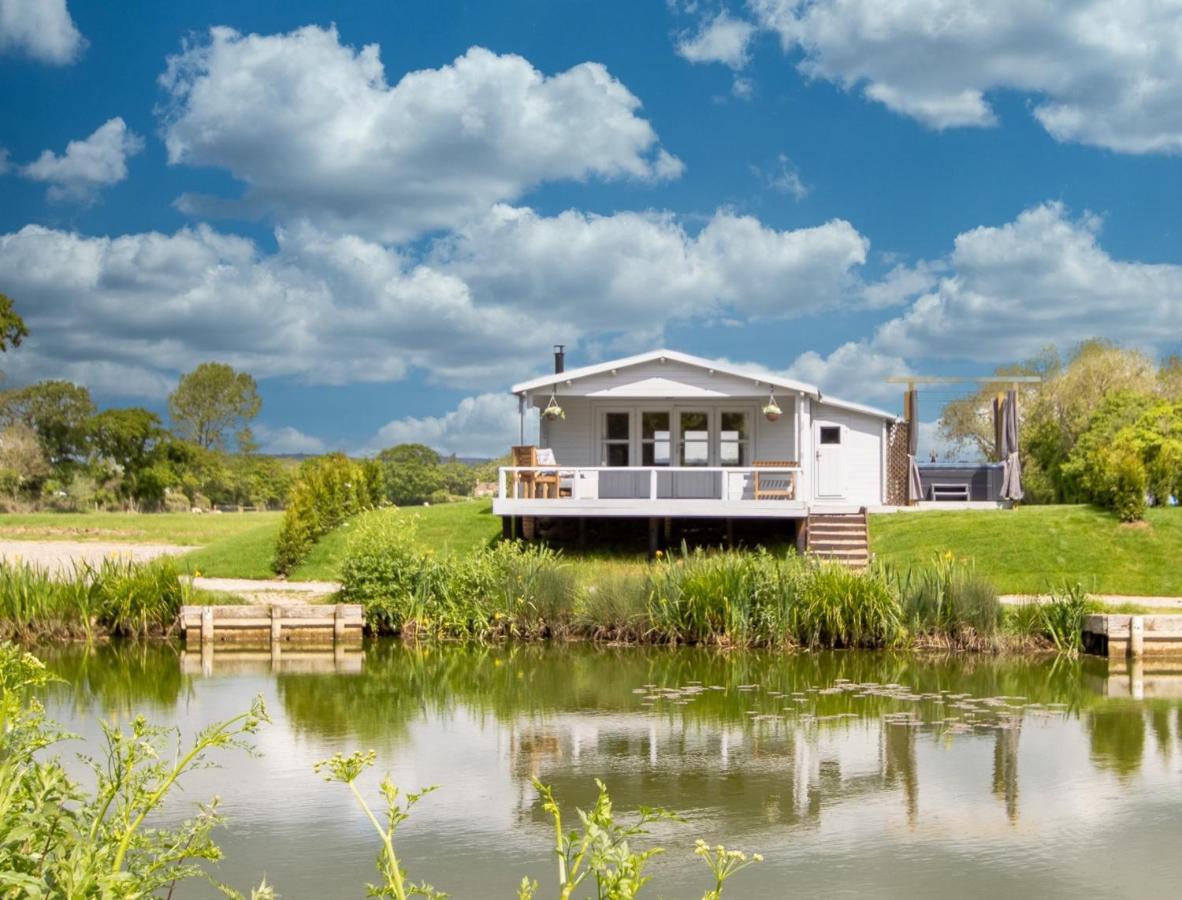 Choller Lake Lodges - Primrose Cabin With Private Hot Tub アランデル エクステリア 写真
