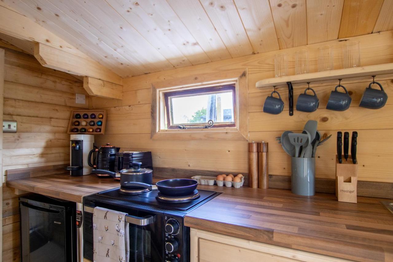 Choller Lake Lodges - Primrose Cabin With Private Hot Tub アランデル エクステリア 写真