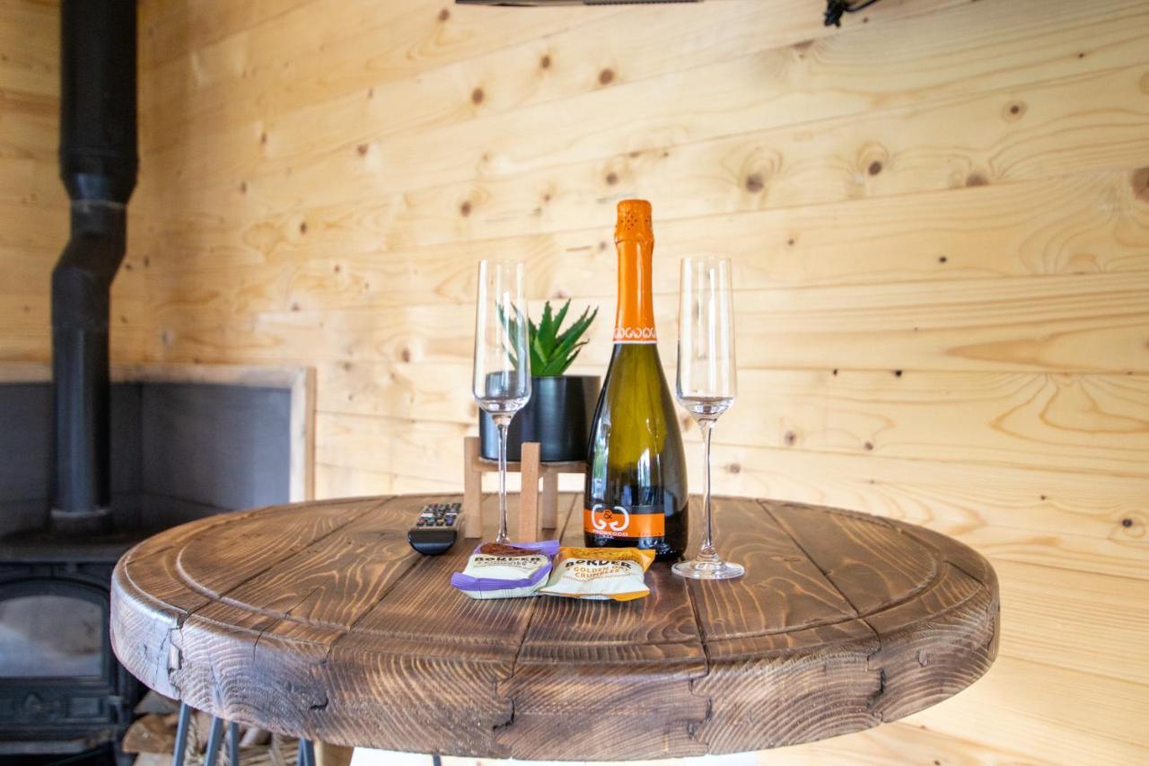 Choller Lake Lodges - Primrose Cabin With Private Hot Tub アランデル エクステリア 写真