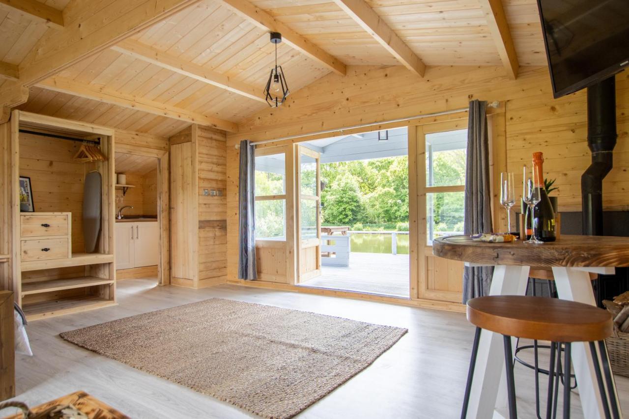 Choller Lake Lodges - Primrose Cabin With Private Hot Tub アランデル エクステリア 写真