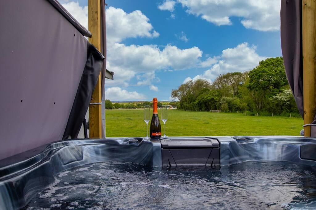Choller Lake Lodges - Primrose Cabin With Private Hot Tub アランデル エクステリア 写真