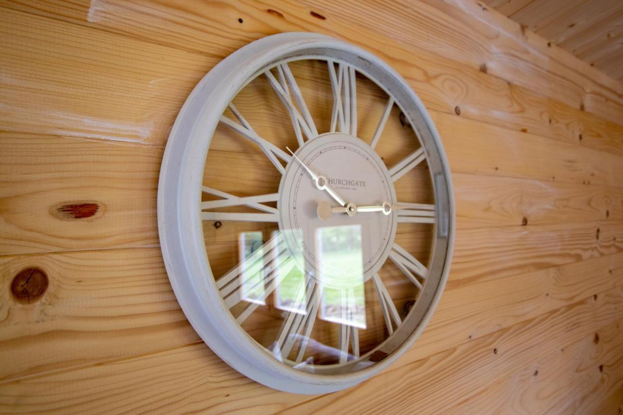 Choller Lake Lodges - Primrose Cabin With Private Hot Tub アランデル エクステリア 写真