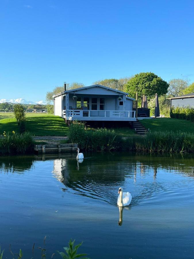 Choller Lake Lodges - Primrose Cabin With Private Hot Tub アランデル エクステリア 写真