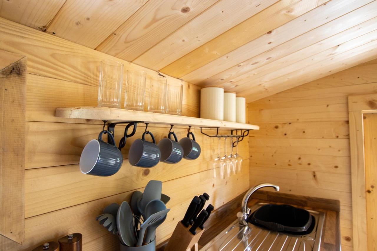 Choller Lake Lodges - Primrose Cabin With Private Hot Tub アランデル エクステリア 写真