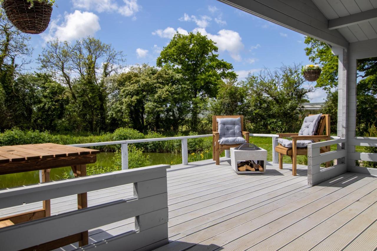 Choller Lake Lodges - Primrose Cabin With Private Hot Tub アランデル エクステリア 写真