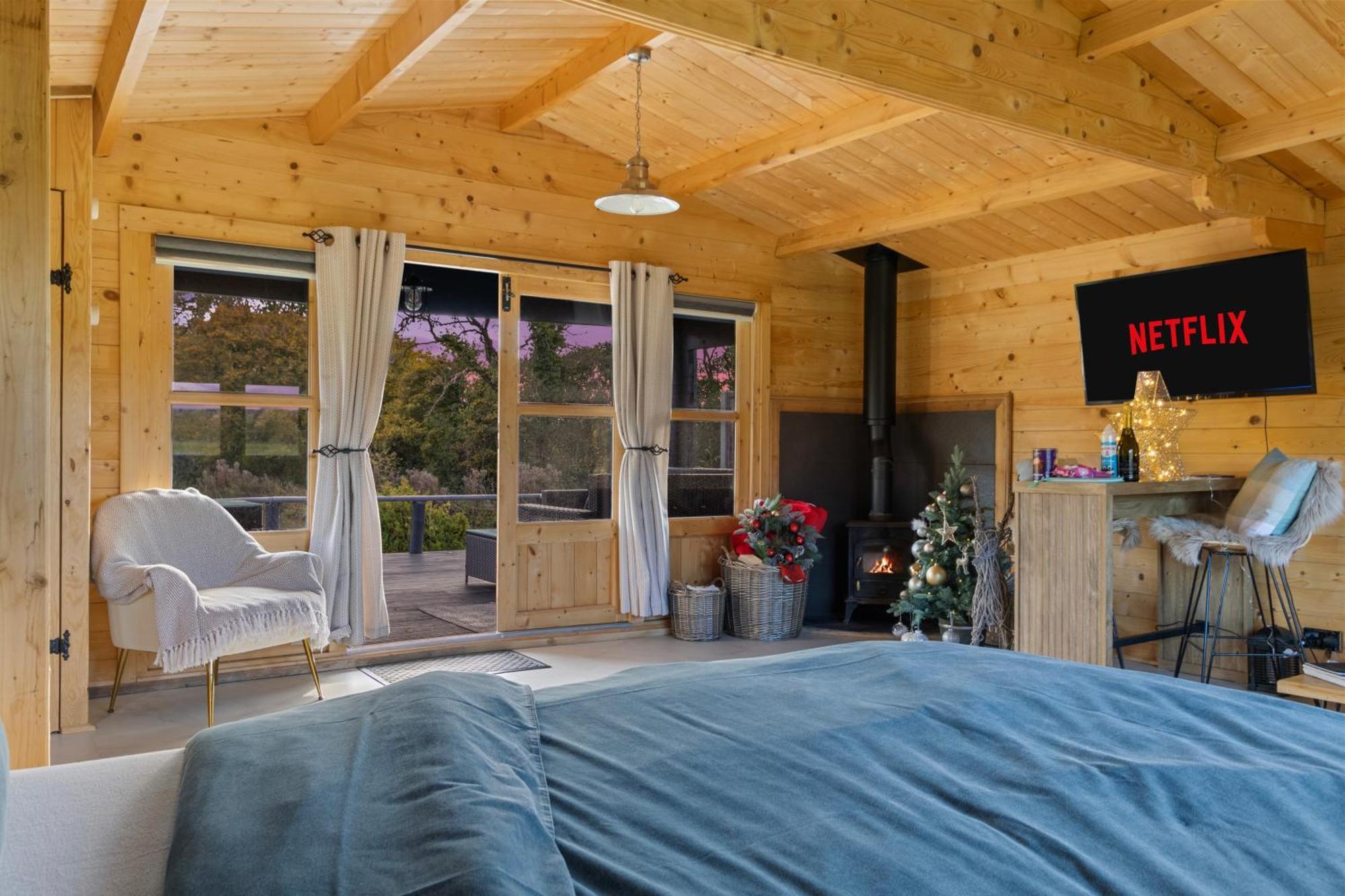 Choller Lake Lodges - Primrose Cabin With Private Hot Tub アランデル エクステリア 写真