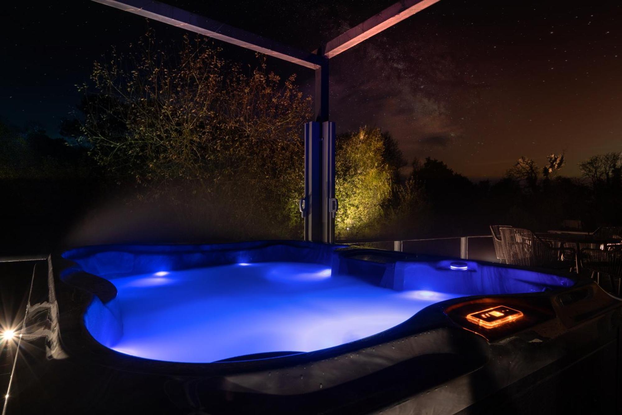 Choller Lake Lodges - Primrose Cabin With Private Hot Tub アランデル エクステリア 写真